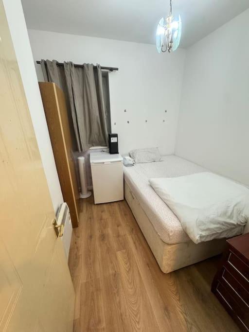 Private Double Bedroom In Hounslow Near Heathrow London Exteriör bild